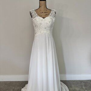 Elegant Ivory Lace A-Line Wedding Dress – Size 2, V-Neck, Beaded Bodice